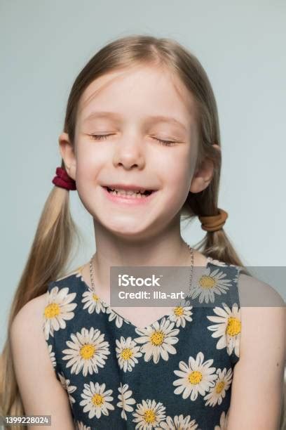 여자아이 찡그린 얼굴 포함 미소에 대한 스톡 사진 및 기타 이미지 미소 아이 클로즈업 Istock