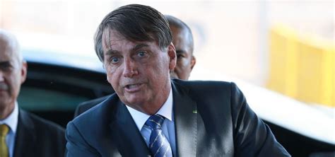 Desfile De Tanques Dura Minutos E Bolsonaro Assiste Em Cima Da Rampa