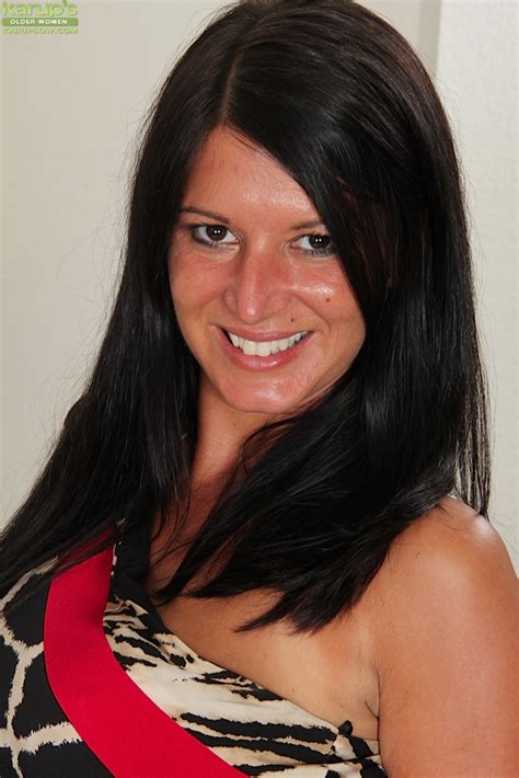 Sexy Big Tits Housewife PornPicturesHQ