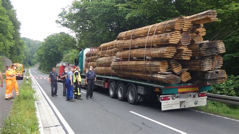 Video Feuerwehreinsatz Sattelzug Droht Ladung Zu Verlieren Licha Media