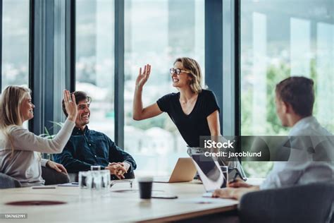 Corporate Professionals Celebrating Success In Meeting 照片檔及更多 擊掌 照片