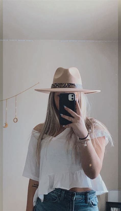 Outfits With Hats Fedora Nude Fashion Moda Fashion Styles Fashion Illustrations