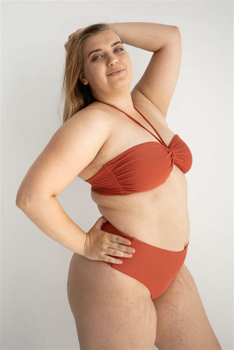 Góra od bikini na mały biust opaska bandeau ceglany terracotta Modne Lato 2025 bodya eu