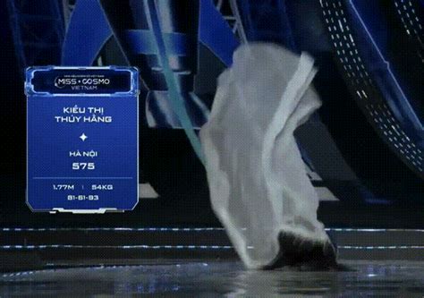 Thí sinh Hoa hậu Hoàn vũ Việt Nam té sõng soài khi diễn bikini chi tiết trên sân khấu gây tranh cãi