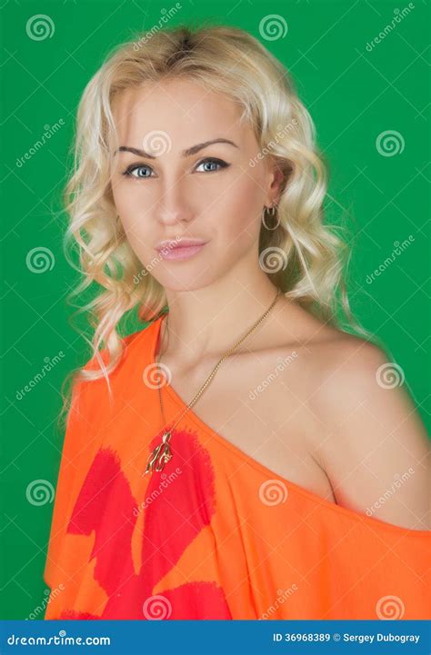 Vrouw Van Het Portret De Mooie Blonde In Een Kleding Stock Afbeelding Image Of Glimlachen