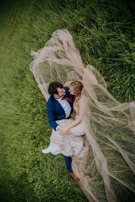 Image libre blonde petite amie baiser petit ami portant herbe amour jeune marié romance