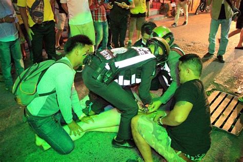 Thai Naked Tourist With A Knife Is Arrested In The Street Daily Mail Online