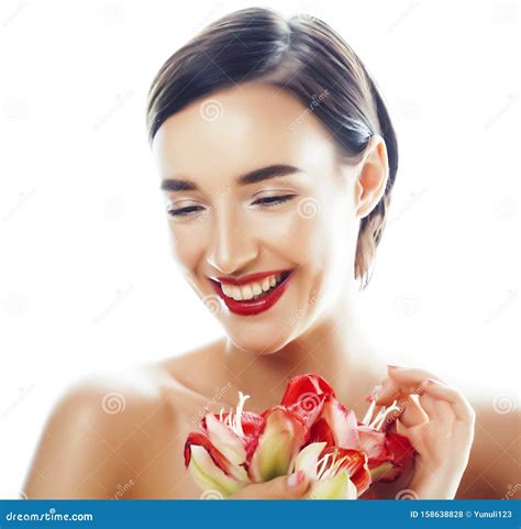 Junge Schöne Brunette Echte Frau Mit Roten Blüten Amaryllis Geschlossen Auf Weißem Hintergrund