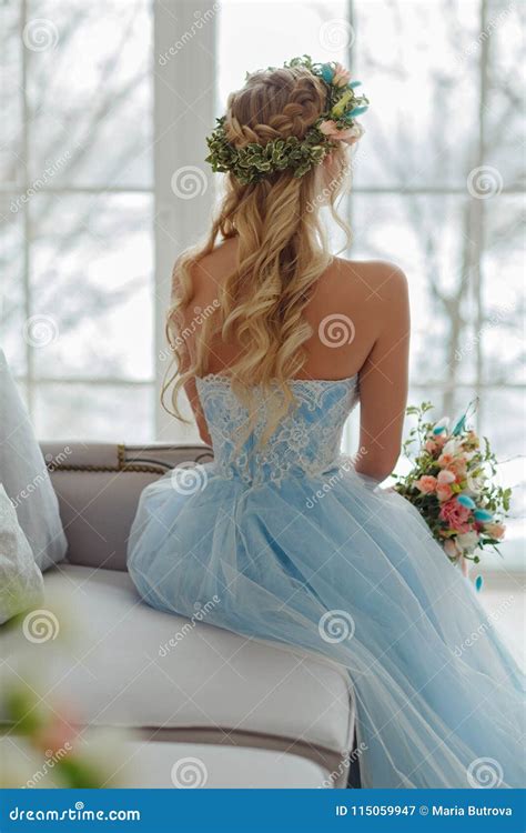 Portrait D Une Blonde Tendre Tr S Belle Aux Yeux Bleus De Fille Avec A Image Stock Image Du