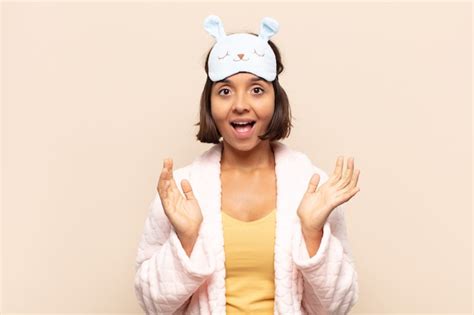Jovem Latina Se Sentindo Chocada E Animada Rindo Maravilhada E Feliz