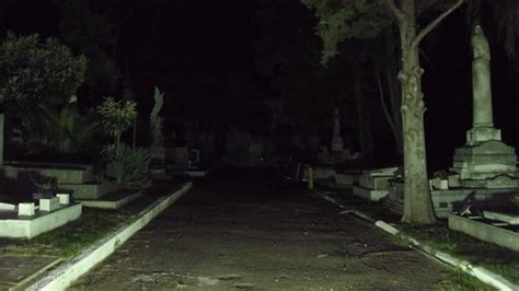 Entró a un cementerio de noche y captó algo macabro mirá el video Sabelo