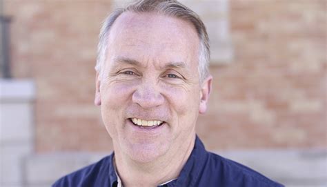 Líder de la Iglesia declara ser gay y explica cómo sobrellevarlo