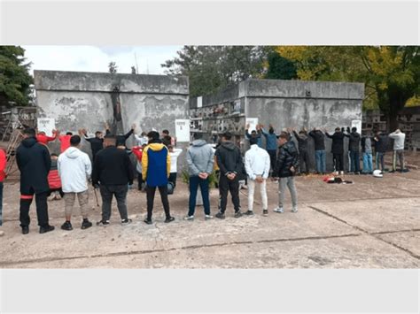 Motochorros Se Reunieron En Un Cementerio Para Recordar A Un Amigo