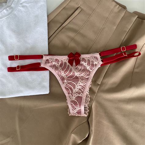 Conjunto De Lingerie Tomara Que Caia Suti Sem Bojo Aro E Calcinha String Fio Dental Rosa