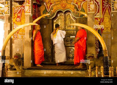 Puja ceremony, Temple of the Tooth, Kandy, Sri Lanka Stock Photo - Alamy