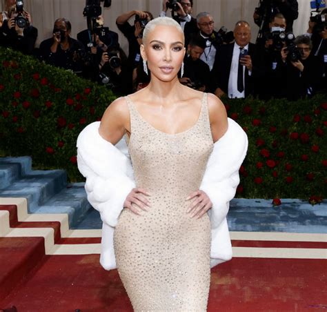 Kim Kardashian Revela Detalhes Do Processo De Entrar No Antigo Vestido