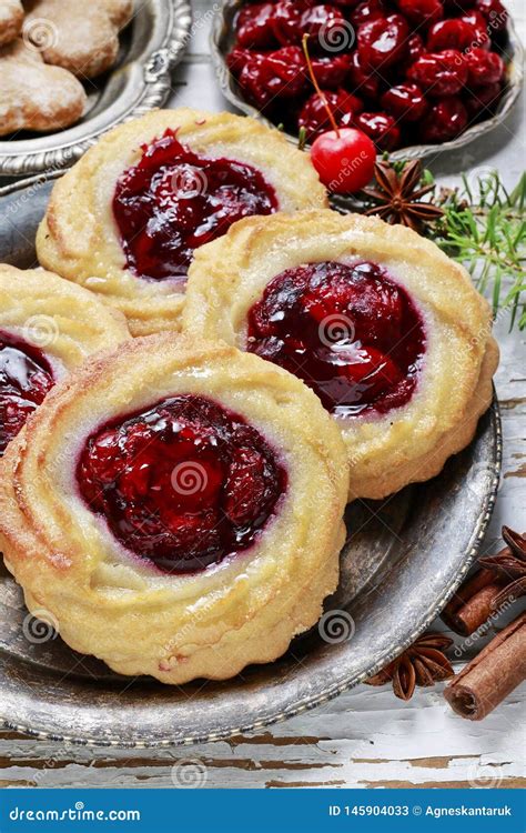 Круглые печенья марципана с вареньем вишни Стоковое Изображение ...