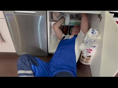 El fontanero se cogió a un jovencito guapo y se corrió en su culo XVIDEOS