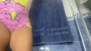 Madrastra CULONA MILF captada meando en baño publico XNXX