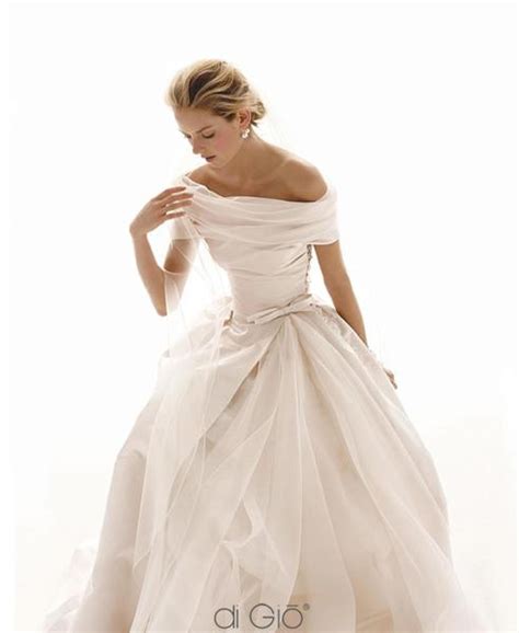 Off-The-Shoulder Wedding Dresses: The Year's Most Sensual Trend (PHOTOS