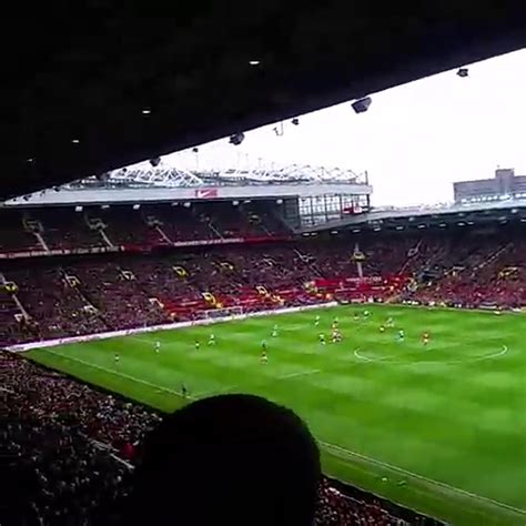 Emocionante apoyo de los hinchas del United a Ferdinand - Olé