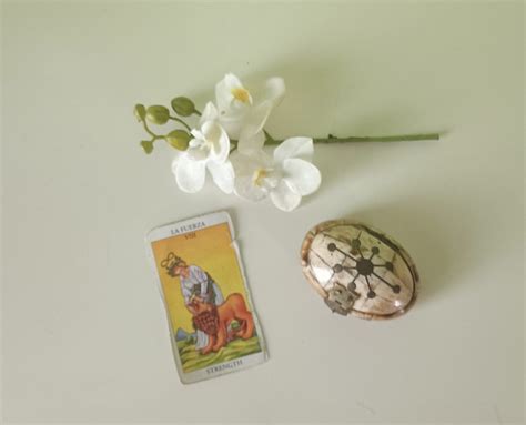 La Forza nei Tarocchi: L'arte di dominare con gentilezza e coraggio