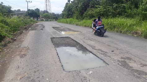 Tak Kunjung Diperbaiki Akses Jalan Stl Ulu Terawas Dikeluhkan Warga