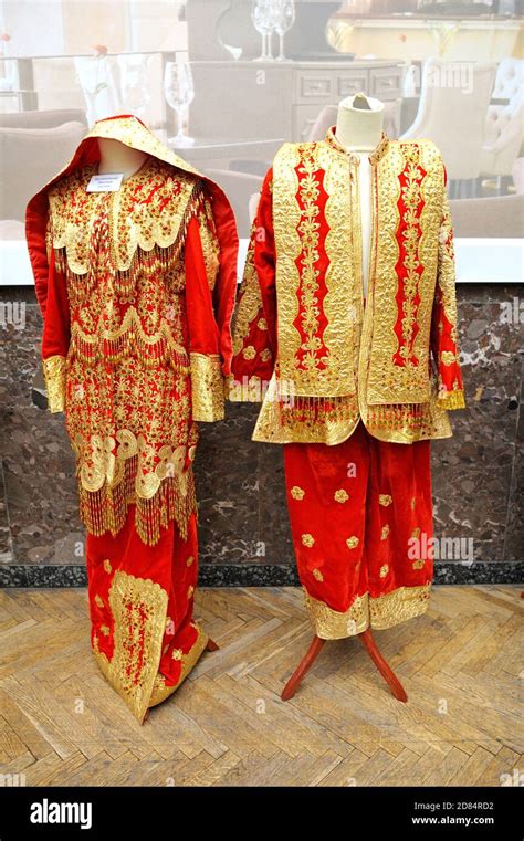 Women malaysian traditional clothes hi-res stock photography and images ...