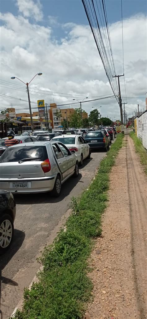 Postos de vacinação drive thru registram longas filas em Teresina mesmo