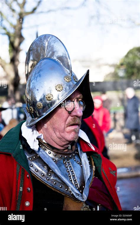 Miembro De La Sociedad De La Guerra Civil Inglesa Prepara Para Marzo