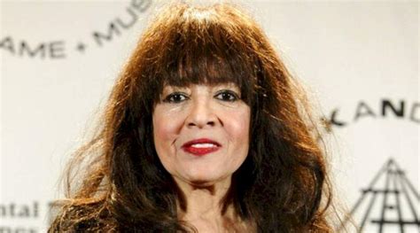 Susanna Hoffs Height, Weight, Body Measurements, Bra Size, Shoe Size