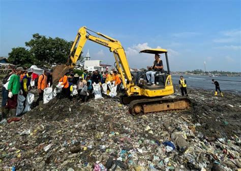 Dua Alat Berat Beko Diterjunkan Tangani Tumpukan Sampah Pantai Teluk