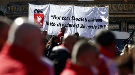 Mai più fascismi in migliaia a Roma dopo l assalto alla Cgil