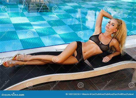 Modelo Femenino Rubio Hermoso Atractivo En Bikini Atractivo En El Fondo De La Piscina Foto De