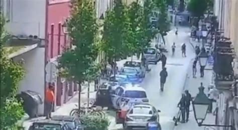 Saint Gilles Une Voiture De Police Attaqu E Lors D Un Contr Le Un