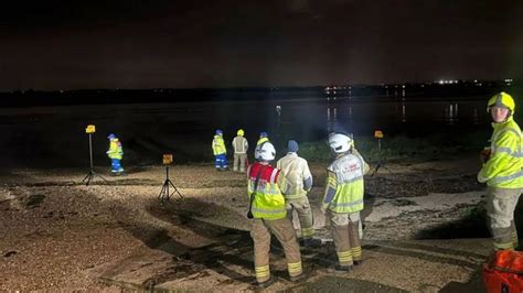 Man gets stuck in mud while kayaking and uses genius way to call for