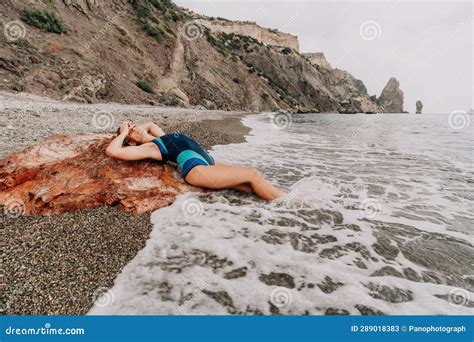 Mar De Viajes De Verano Femenino Feliz Turista En Bikini Azul Disfruta Tomando Fotos Al Aire