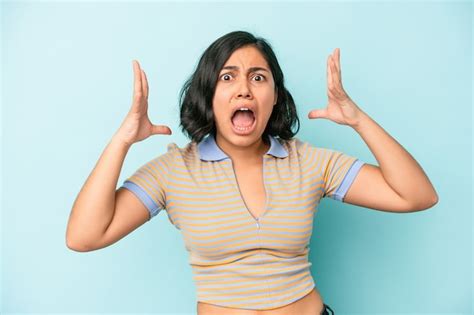 Mujer Latina Joven Aislada Sobre Fondo Azul Gritando Al Cielo Mirando Hacia Arriba Frustrado