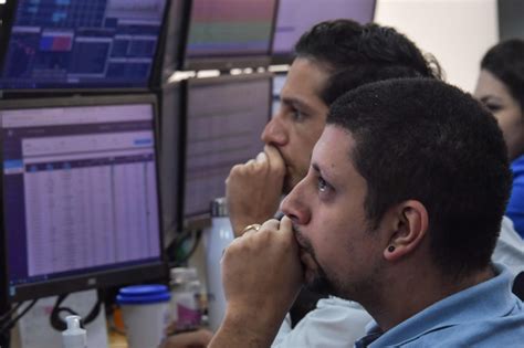 Ibovespa Sobe 0 60 A 98 6 Mil Pontos Mas Cede 1 15 Na Semana