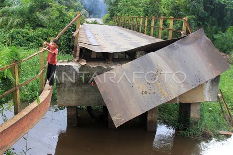 JEMBATAN ANTARDESA DI ACEH BARAT PUTUS ANTARA Foto