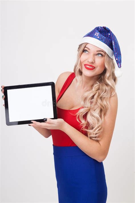 Un Blonde Atractivo Con Los Pechos Grandes Que Se Sientan En El Fondo Blanco Entre Imagen De