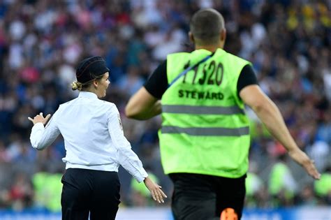 Jutarnji list VIDEO POLICAJCI SE LJUBE POD OBLACIMA Pussy Riot nakon uhićenja na finalu SP