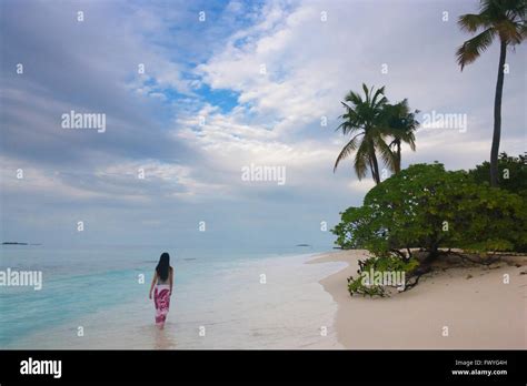 M Dchen Im Bikini Am Strand Malediven Stockfotografie Alamy