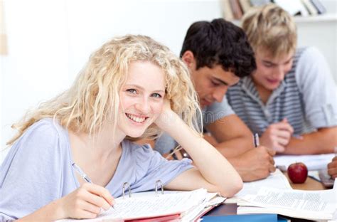 Menina Adolescente Que Estuda Na Biblioteca Seus Amigos Imagem De