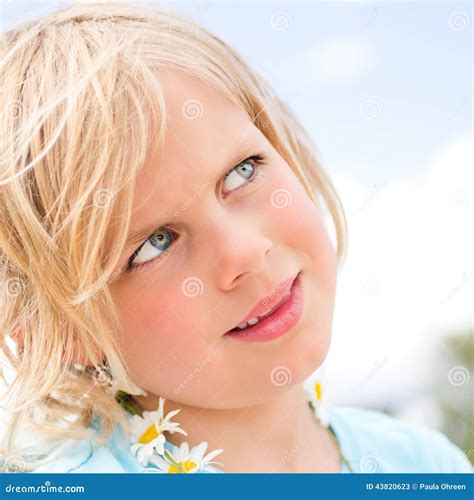 Fille Blonde Assez Petite Image Stock Image Du Magnifique