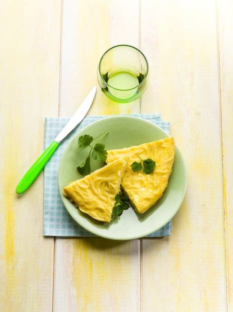 Premium Photo Spaghetti Omelet Traditional Italian Recipe