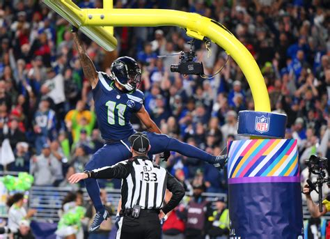 Where to stream Monday Night Football? Who plays MNF schedule tonight