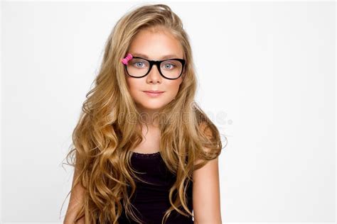 Petite Fille Blonde Mignonne En Verres Sur Un Fond Blanc Dans Photo Stock Image Du Juin