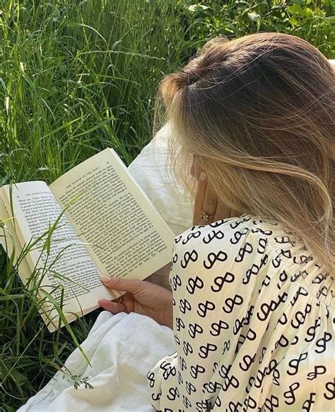 𝒸𝒽𝒶𝓃𝑒𝓁 on Twitter Pretty blonde girls Blonde aesthetic Girl reading