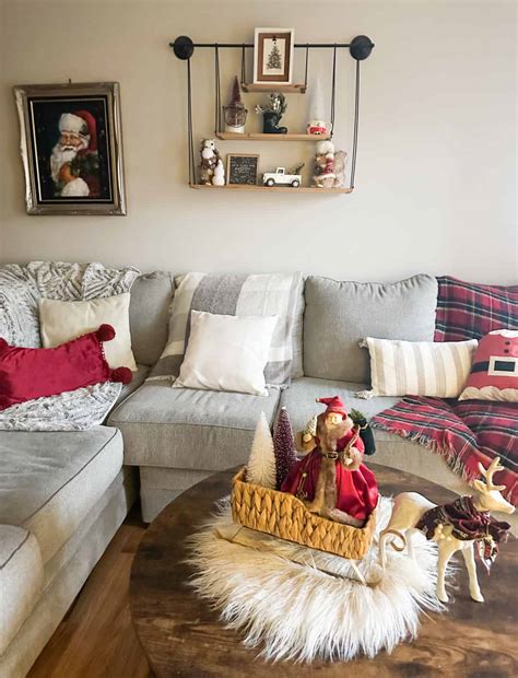 How to Style Beautiful Christmas Coffee Table Decor